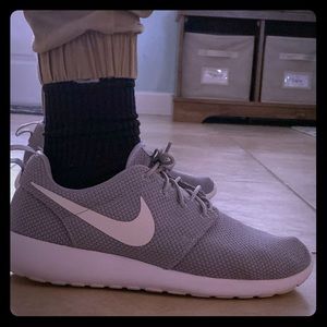 Size 8 1/2 Nike roshes